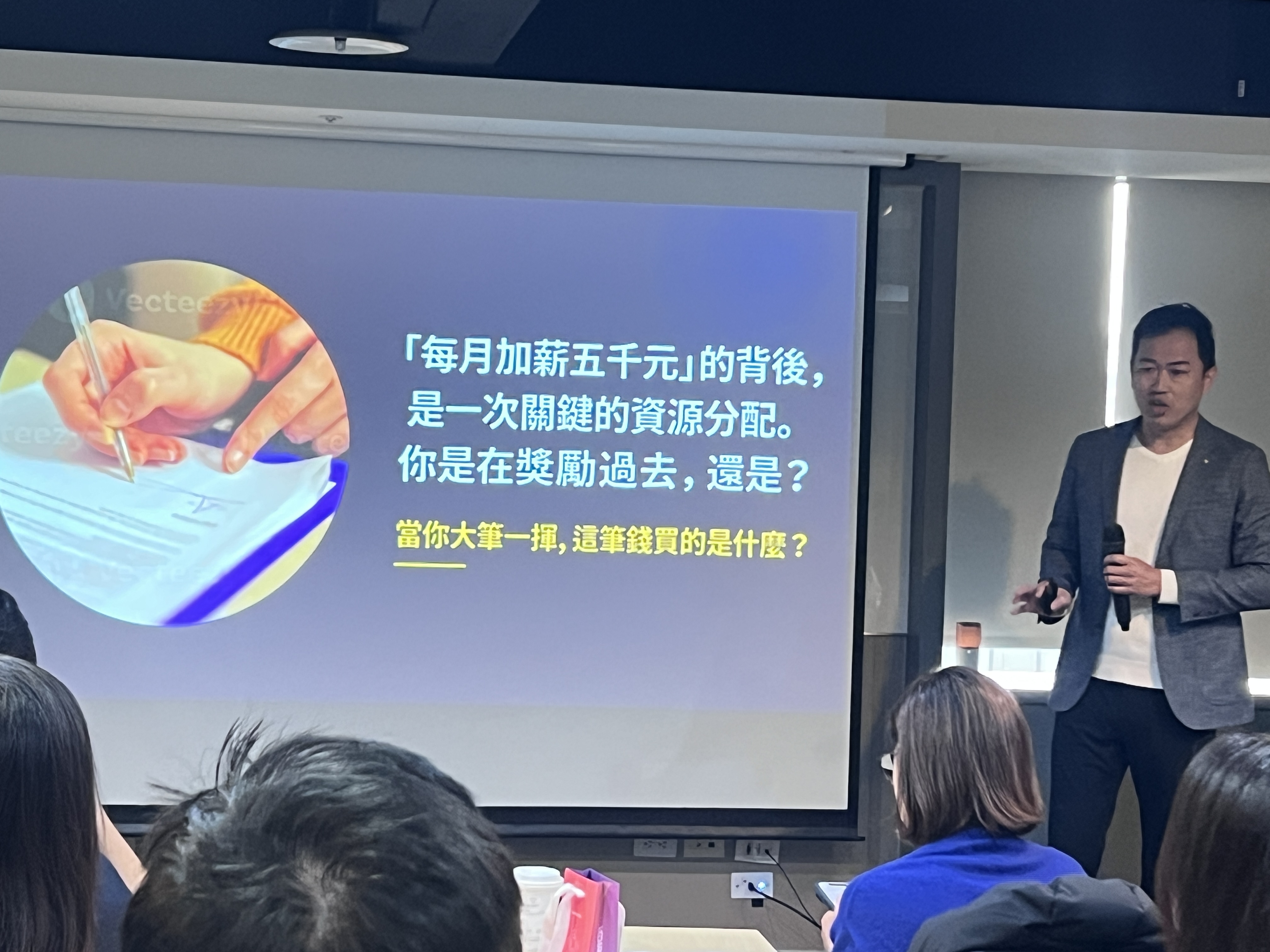 講師在說明會現場分享用人與資源分配的關鍵問題